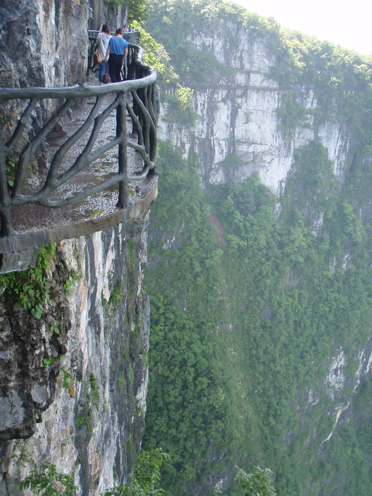 Sendero junto a un acantilado en la región de Zhangjiajie